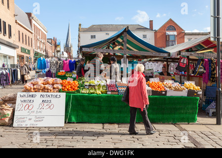 Mercato di frutta e verdura in stallo a Chesterfield Mercato nel luogo di mercato, Chesterfield, Derbyshire, England, Regno Unito Foto Stock