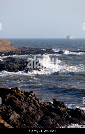 Alimentazione olio di peschereccio in mare con cura l'entrata in avvicinamento al porto di Montrose. N.E.Scozia Scotland Foto Stock