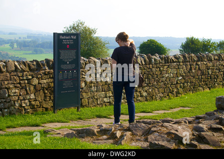 Per turisti in cerca di banche a est la torretta informazioni segno, il vallo di Adriano Northumberland England Regno Unito Foto Stock