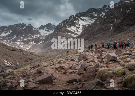 Un gruppo di escursionisti in avvicinamento al Rifugio du Toubkal in Marocco Foto Stock