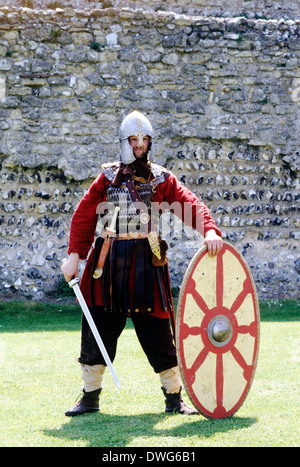 V secolo Romano British warrior, rievocazione storica soldato soldati costume spada scudo casco Inghilterra guerrieri del regno unito Foto Stock