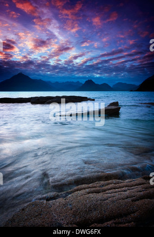 Vista verso il nero montagne Cuillin da spiaggia a Elgol sull'Isola di Skye in Scozia, Regno Unito Foto Stock
