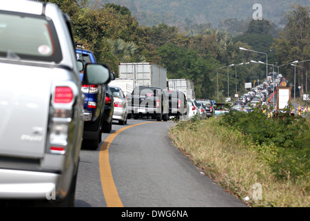 Automobili nel traffico sul modo in su per la montagna. Foto Stock