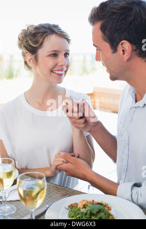 Amare giovane con bicchieri di vino guardando ogni altro Foto Stock