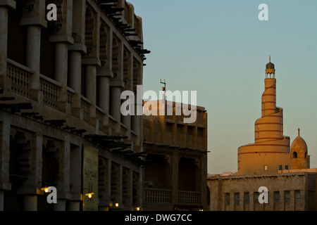 Il Qatar Doha Souk minareto della Città di Arco Antico al tramonto Foto Stock