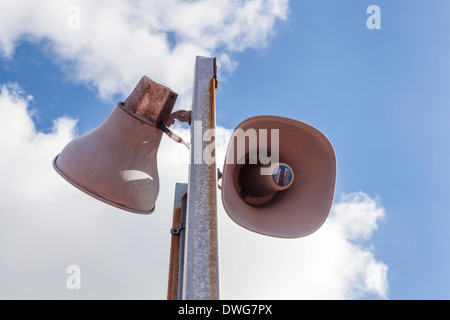 Guardando verso l'alto Atlas Soundolier outdoor indirizzo pubblico sistema (P di un sistema di altoparlanti), Inghilterra, Regno Unito Foto Stock
