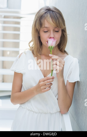 Close-up di una bella donna di fiori profumati Foto Stock