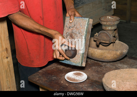 Fattoria di reticolo di lavoratore di cacao, Baracoa Foto Stock