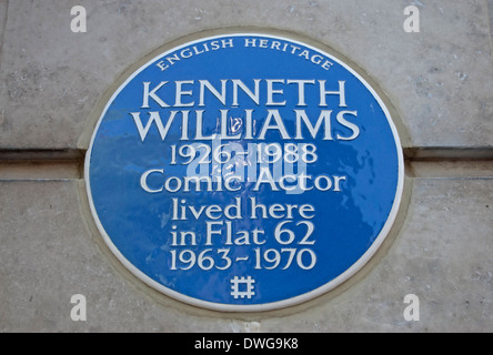 English Heritage targa blu segnando una casa di attore comico kenneth williams, Londra, Inghilterra Foto Stock