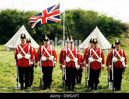 57Th Middlesex Regiment, 1880, Union Jack Flag, attaccato baionette, rievocazione storica del XIX secolo esercito britannico soldato soldati uniformi uniforme Inghilterra fucili a canna di fucile Foto Stock