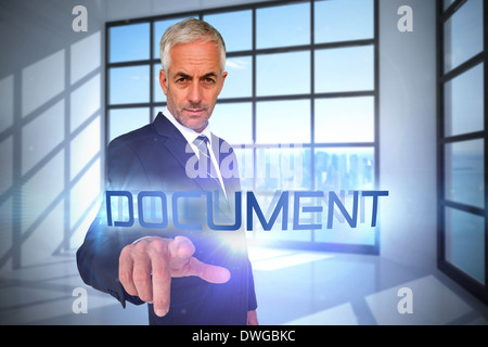 Documento contro la camera con grande finestra che mostra città Foto Stock