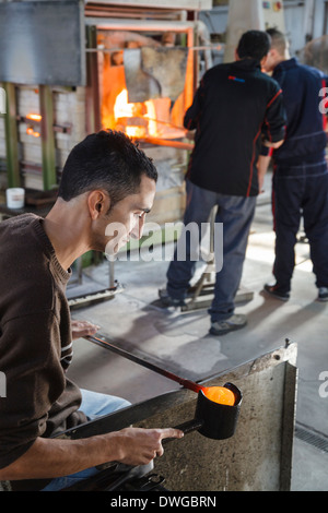 Soffiatore di vetro a La Valletta Fabbrica del Vetro, Ta' Qali villagio artigianale, Mdina, Malta Foto Stock