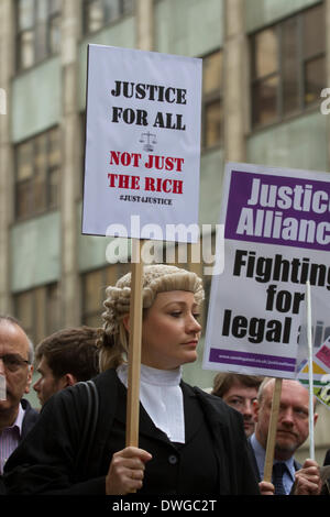 Westminster London, Regno Unito. Il 7 marzo 2014. Migliaia di avvocati in Inghilterra e Galles in scena un walkout per la seconda volta in un anno per protesta contro il governo ha proposto tagli ai costi di assistenza legale e gli onorari di avvocati per salvare 200 milioni di sterline Credito: amer ghazzal/Alamy Live News Foto Stock