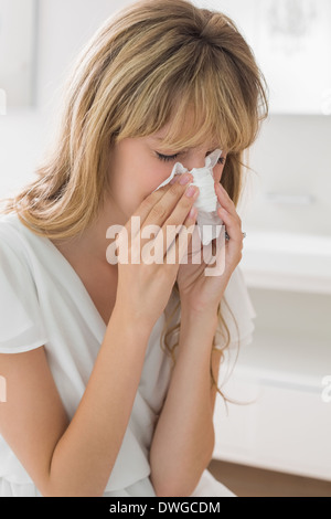 Triste giovane donna che piange in bagno Foto Stock