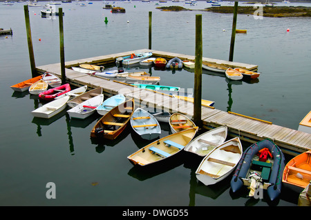 In gommone ancorato sulla calma ingresso Foto Stock