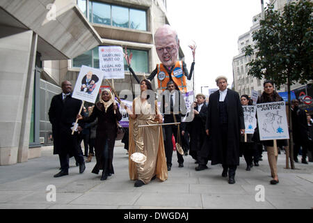 Westminster London, Regno Unito. Il 7 marzo 2014. Migliaia di avvocati in Inghilterra e Galles in scena un walkout per la seconda volta in un anno per protesta contro il governo ha proposto tagli ai costi di assistenza legale e gli onorari di avvocati per salvare 200 milioni di sterline Credito: amer ghazzal/Alamy Live News Foto Stock