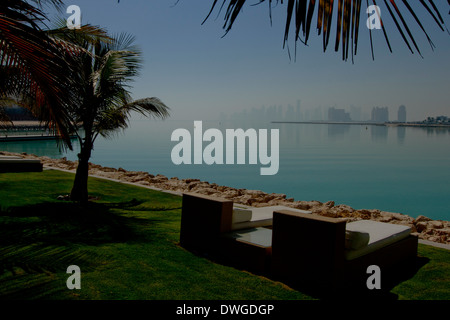 Il Qatar Doha fronte mare dello skyline della città di lettini Palm Foto Stock