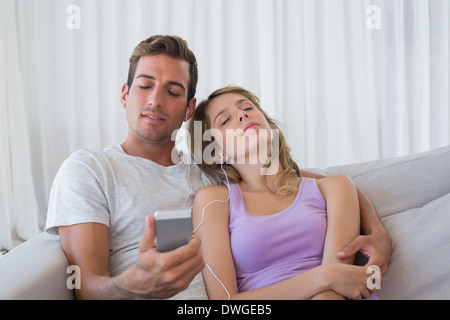 Giovane ascoltando musica con il telefono cellulare Foto Stock