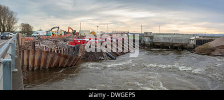 Bridgwater, Somerset, Regno Unito. Il 7 marzo 2014. Panorama di otto ad alta capacità pompe olandese il trasferimento di acqua dal King's Sedgemoor scarico nel fiume Parrett nuovi membri a Dunball Wharf, Bridgwater il 7 marzo 2014. Questi Van ontrollare le pompe sono state installate come una misura temporanea dall'Agenzia europea dell'ambiente per rimuovere l'acqua di allagamento da tutta la Somerset livelli e la deposita sul mare. I livelli hanno subito le peggiori inondazioni nella storia vivente. Credito: Nick Cable/Alamy Live News Foto Stock