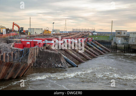 Otto ad alta capacità pompe olandese il trasferimento di acqua dal King's Sedgemoor scarico nel fiume Parrett nuovi membri a Dunball Wharf, Bridgwater il 7 marzo 2014. Questi Van ontrollare le pompe sono state installate come una misura temporanea dall'Agenzia europea dell'ambiente per rimuovere l'acqua di allagamento da tutta la Somerset livelli e la deposita sul mare. I livelli hanno subito le peggiori inondazioni nella storia vivente. Foto Stock