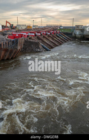 Otto ad alta capacità pompe olandese il trasferimento di acqua dal King's Sedgemoor scarico nel fiume Parrett nuovi membri a Dunball Wharf, Bridgwater il 7 marzo 2014. Questi Van ontrollare le pompe sono state installate come una misura temporanea dall'Agenzia europea dell'ambiente per rimuovere l'acqua di allagamento da tutta la Somerset livelli e la deposita sul mare. I livelli hanno subito le peggiori inondazioni nella storia vivente. Foto Stock