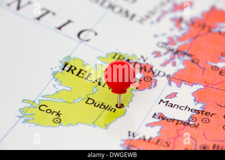 Rosso rotondo una puntina da disegno piegato attraverso la città di Dublino in Irlanda mappa. Parte della collezione che copre tutte le principali capitali d'Europa. Foto Stock