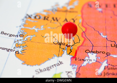 Rosso rotondo una puntina da disegno piegato attraverso la città di Oslo Norvegia mappa. Parte della collezione che copre tutte le principali capitali d'Europa. Foto Stock