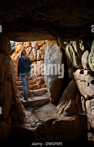 Uscendo dal tunnel della metropolitana Cistern nell antica Micene ('Mykines'), Argolide (Argolide), Peloponneso e Grecia. Foto Stock