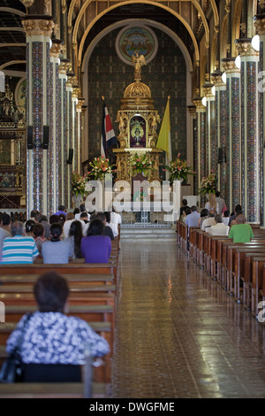 Cartago. Basilica de Nuestra Senora de los Angeles. Cattedrale di Nostra Signora degli Angeli. Navata, culto in corso. Costa Rica. Foto Stock