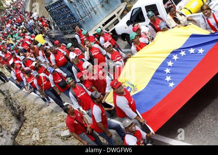 Caracas, Venezuela. 7 Mar 2014. Dipendenti del governo prendere parte a marzo per la montagna Baracks rendere omaggio al fine presidente venezuelano Hugo Chavez a Caracas, la capitale del Venezuela, il 7 marzo 2014. Credito: AVN/Xinhua/Alamy Live News Foto Stock