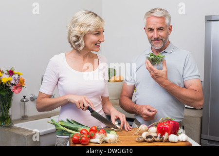 Felice Coppia matura la preparazione di cibi insieme in cucina Foto Stock