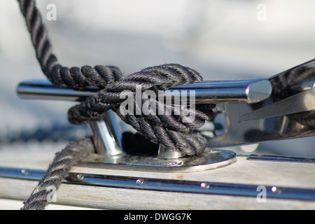 Close-up di una barca a vela nodo effettuato con corda nera. Foto Stock
