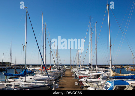 Barche a vela ormeggiati a Marina durante il periodo estivo. Foto Stock