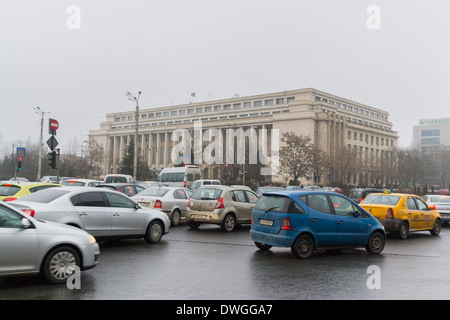 Victoria Palace, la sede del Primo Ministro della Romania e il suo gabinetto, durante l'inverno a Bucarest in Romania Foto Stock