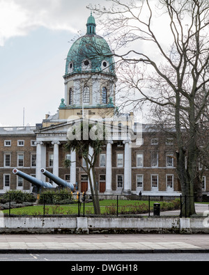 Cupola verde, colonne e canonico del museo imperiale della guerra in Geraldine Maria Harmsworth Park, Lambeth Road, Southwark, Londra del sud Foto Stock