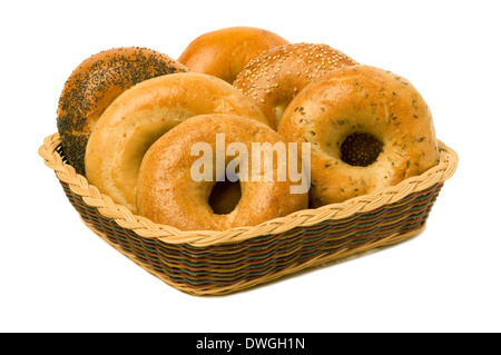 Una varietà di sei bagel in un cestello, isolata contro uno sfondo bianco Foto Stock