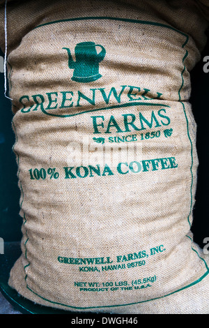 Borsa di 100% Kona Coffee beans Greenwell presso le aziende agricole. Kealakekua, Big Island, Hawaii, Stati Uniti d'America. Foto Stock