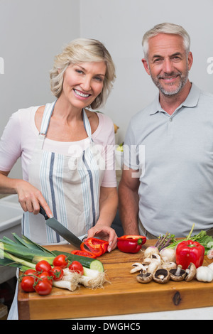 Felice Coppia matura la preparazione di cibo in cucina Foto Stock