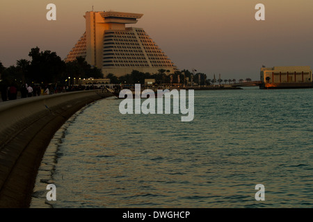 Il Qatar Doha fronte mare città tramonto barche tradizionali Foto Stock