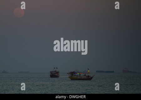 Il Qatar Doha fronte mare City Moon imbarcazioni tradizionali Foto Stock