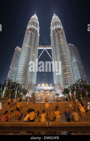 Petronas Twin Towers di Kuala Lumpur a notte Foto Stock