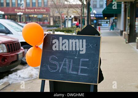 Oak Park, Illinois, Stati Uniti d'America. Il 7 marzo 2014. Un segno della lavagna al di fuori di un negozio nel centro dell'area di questo sobborgo di Chicago celebra il primo giorno mite di inizio primavera. Temperature raggiunte 45ºF/7ºC durante il giorno. Credito: Todd Bannor/Alamy Live News Foto Stock