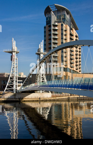 Il Millennium Bridge a Salford Quays in Greater Manchester in Inghilterra nordoccidentale Foto Stock