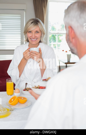 Sorridente donna matura avente la colazione con uomo ritagliata Foto Stock