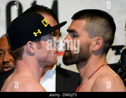 Las Vegas NV, Stati Uniti d'America. 7 Mar 2014. Canelo Alvarez(L) pesa 155 bacini come egli affronta off con Alfredo Angulo(R) che pesate a 154,5 stagni durante la pesatura in al MGM Grand Hotel venerdì. I due saranno combattere questo sabato punta a punta evento su ShowTime PPV. Foto da Gene Blevins/LA DailyNews/ZumaPress © Gene Blevins/ZUMAPRESS.com/Alamy Live News Foto Stock