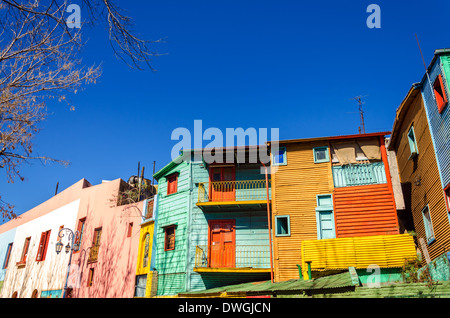 Dipinto luminosamente edifici di La Boca quartiere di Buenos Aires, il luogo di nascita di Tango Foto Stock