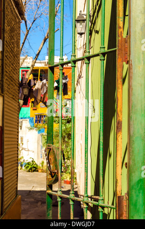 Il verde porta che conduce ad un vecchio patio fatiscente in Buenos Aires Foto Stock