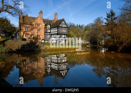 Edificio Tudor dalla Bridgewater Canal a Worsley in Manchester nel Regno Unito Foto Stock