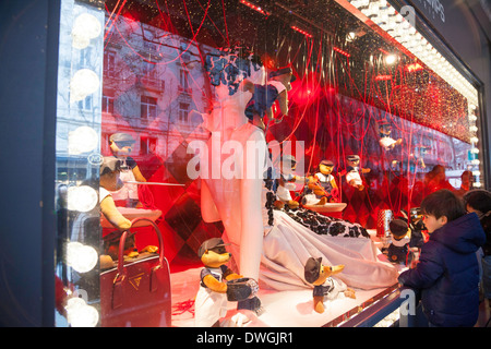 Le decorazioni di Natale nelle finestre di Au Printemps department store, Parigi, Francia Foto Stock