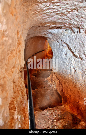 Il tunnel che conduce in 'small' Grotta, vicino al villaggio di Didyma, Ermionida comune, Argolide, Peloponneso e Grecia. Foto Stock